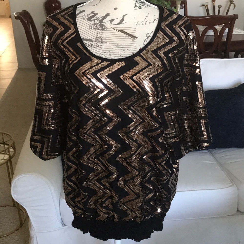 Raglan sleeves stunner with gold bling
